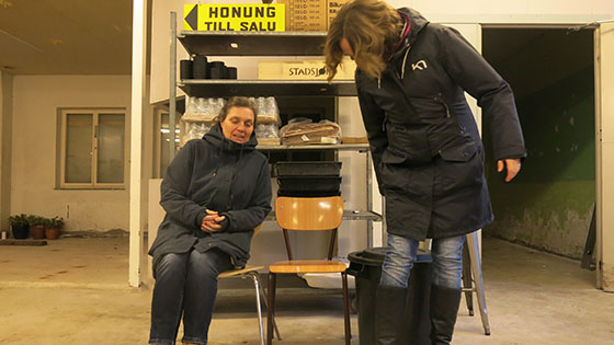 Journalist Ann-Katrin och Cilla från Lojkalproducerat i Väst förbereder gruppbild